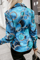 Camicia elegante blu Moda-Mania con stampa a cerchi e motivo fashion, dettaglio di alta qualità e stile sofisticato.