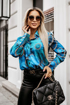 Camicia Moda-Mania blu elegante con stampa a cerchi e motivo fashion, tessuto leggero e dettagli di stile raffinato