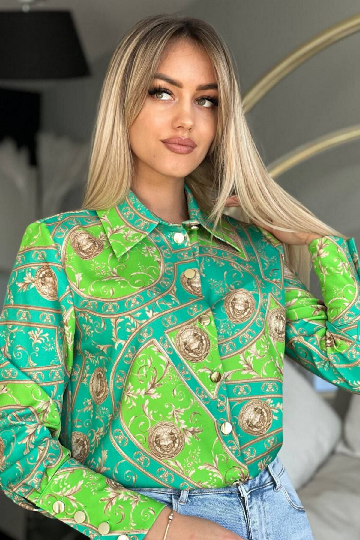 Camicia elegante Moda-Mania in turchese e verde chiaro con fantasia damascata e bottoni dorati, maniche lunghe e collo classico.
