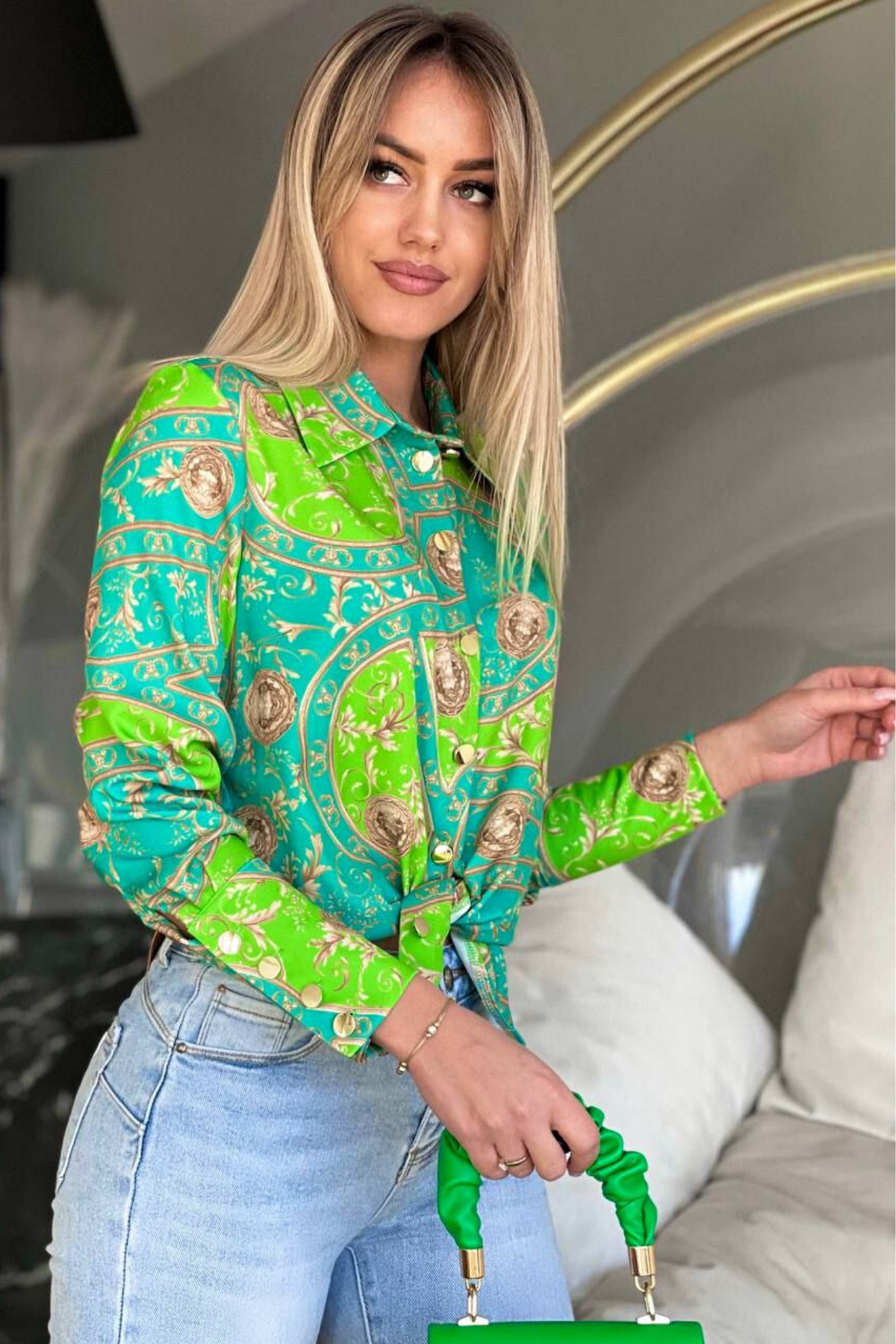 Camicia elegante Moda-Mania in turchese e verde chiaro con fantasia damascata e bottoni dorati, tessuto raffinato e dettagli sofisticati.