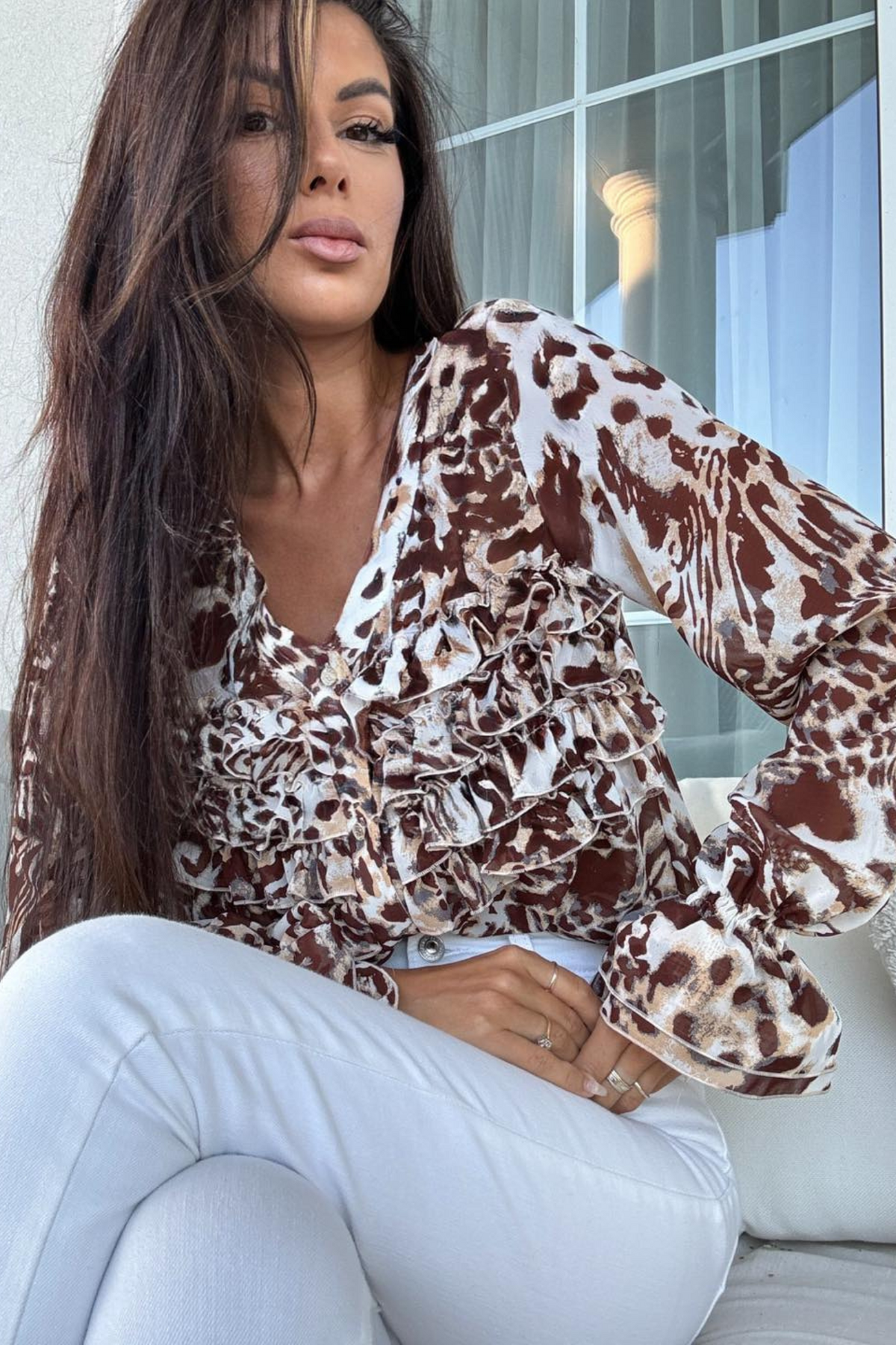 Camicia Moda-Mania in georgette con stampa maculata, scollo a V, dettagli rouches e maniche con polsini a volants.
