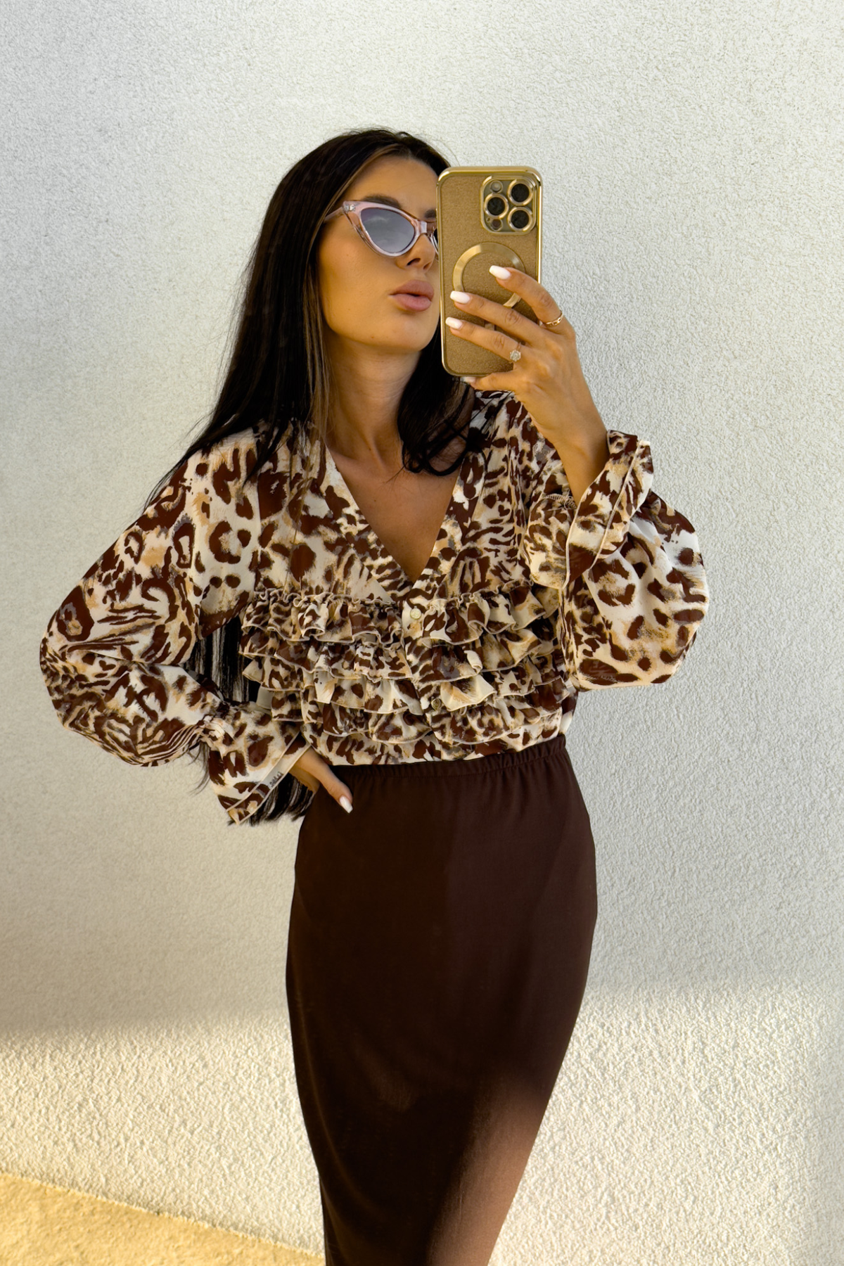 Camicia in georgette a stampa maculata Moda-Mania con scollo a V, ruches e maniche con polsini a volants.