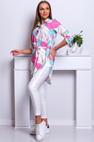 Camicia lunga bianca Moda-Mania con fantasia foglie, spacchi laterali e cinturino, tessuto leggero e stile elegante.