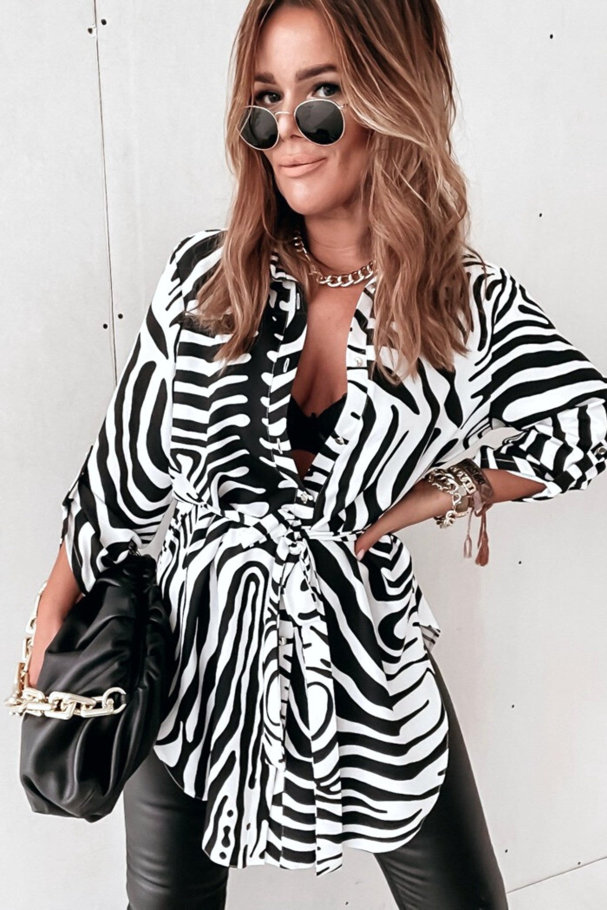 Camicia lunga bianca a fantasia zebrata nera con spacchi laterali e cinturino, moda-mania, stile elegante e moderno