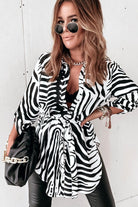 Camicia lunga bianca a fantasia zebrata nera con spacchi laterali e cinturino, moda-mania, stile elegante e moderno