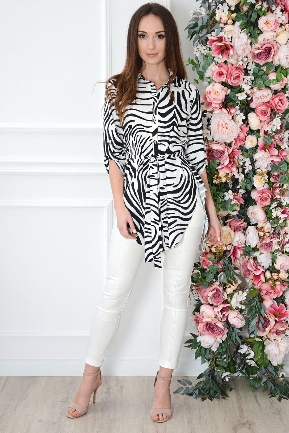 Camicia lunga bianca a fantasia zebrata nera con spacchi laterali e cinturino, moda-Mania, tessuto leggero e dettagli di stile.