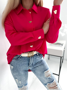 Camicia oversize magenta fucsia Moda-Mania con bottoni dorati a forma di cuore, lunga e ampia, tessuto leggero e stile casual.