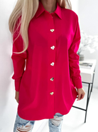 Camicia oversize magenta fucsia Moda-Mania con bottoni dorati a forma di cuore, lunga e ampia, tessuto leggero e morbido.