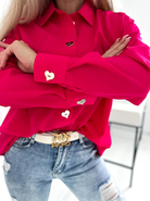 Camicia magenta fucsia oversize con bottoni decorativi dorati a forma di cuore, lunga e ampia, marca Moda-Mania.