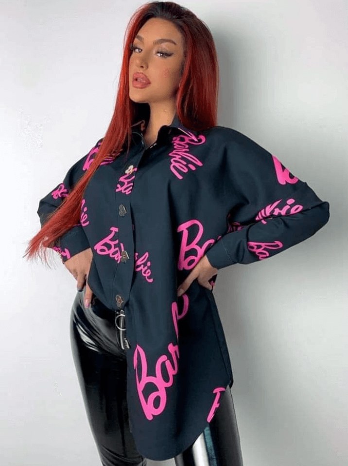 Camicia oversize nera Moda-Mania con scritta fucsia Barbie, bottoni decorativi a forma di cuore dorati, stile casual e trendy