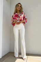 Camicia panna comoda a fantasia floreale pesca e fucsia in viscosa con bottoni dorati, marca Moda-Mania, vista frontale.