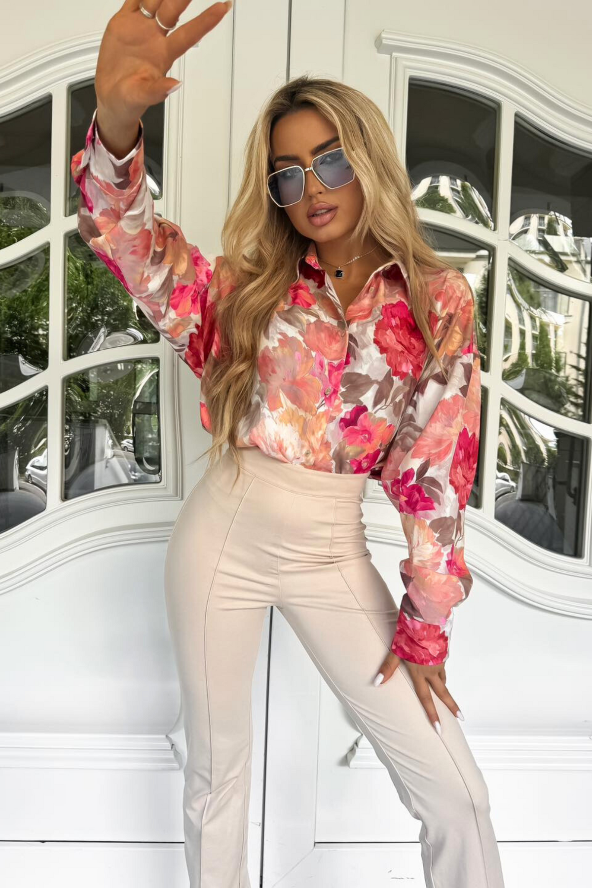 Camicia panna con fantasia floreale pesca e fucsia, viscosa comoda, bottoni dorati, stile casual moda-mania