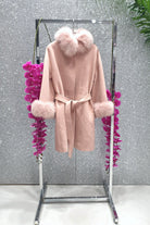 Cappotto in lana cashmere rosa invernale firmato Moda-Mania, foderato con collo e polsi in pelo naturale, vista frontale.