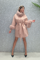 Cappotto in lana e cashmere rosa invernale Moda-Mania, foderato con collo e polsi in pelo naturale, elegante e caldo.
