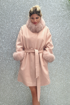 Cappotto in lana e cashmere rosa invernale Moda-Mania, foderato con collo e polsi in pelo naturale, stile elegante e caldo.