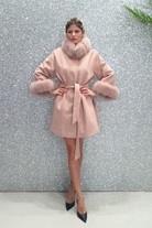 Cappotto in lana cashmere rosa invernale Moda-Mania, foderato con collo e polsi in pelo naturale, elegante e caldo.