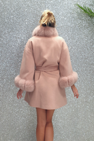 Cappotto in lana cashmere rosa invernale Moda-Mania, foderato, con collo e polsi in pelo naturale, elegante e caldo.
