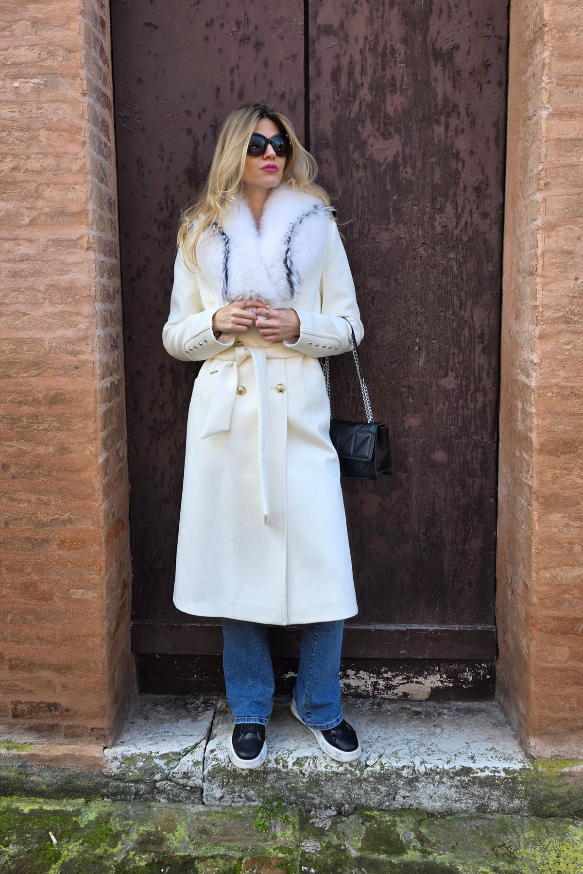 Cappotto invernale bianco doppiopetto Moda-Mania in cashmere con fodera trapuntata, scollo a V e pelo naturale rimovibile.