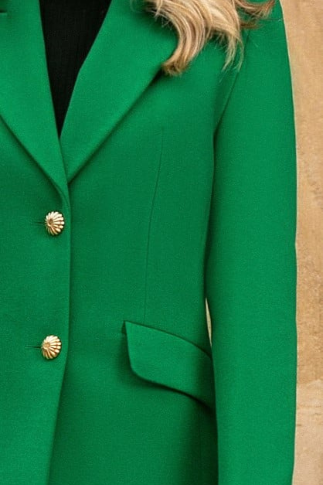 Cappotto verde in misto lana Moda-Mania con scollo a V, revers, tasche a pattina e bottoni dorati, elegante e caldo.
