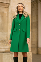Cappotto verde in misto lana Moda-Mania con scollo a V, revers, tasche a pattina e bottoni dorati, elegante e caldo.