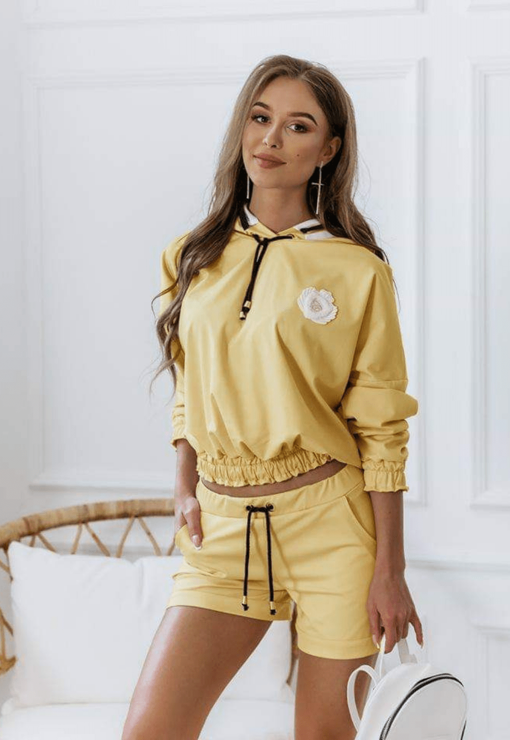 Completo sportivo giallo Moda Mania con felpa e pantaloncino corto con rifiniture bianche e scritte.