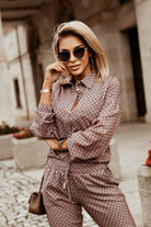 Completo casual beige Moda-Mania con stampa G, camicia e pantaloni con polsini e caviglie elasticizzate, stile elegante e comodo.