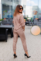 Completo casual beige Moda-Mania con camicia a stampa e pantaloni elasticizzati con polsini e caviglie elastiche.
