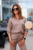 Completo casual beige Moda-Mania con camicia a stampa G e pantaloni con polsini e caviglie elasticizzate.