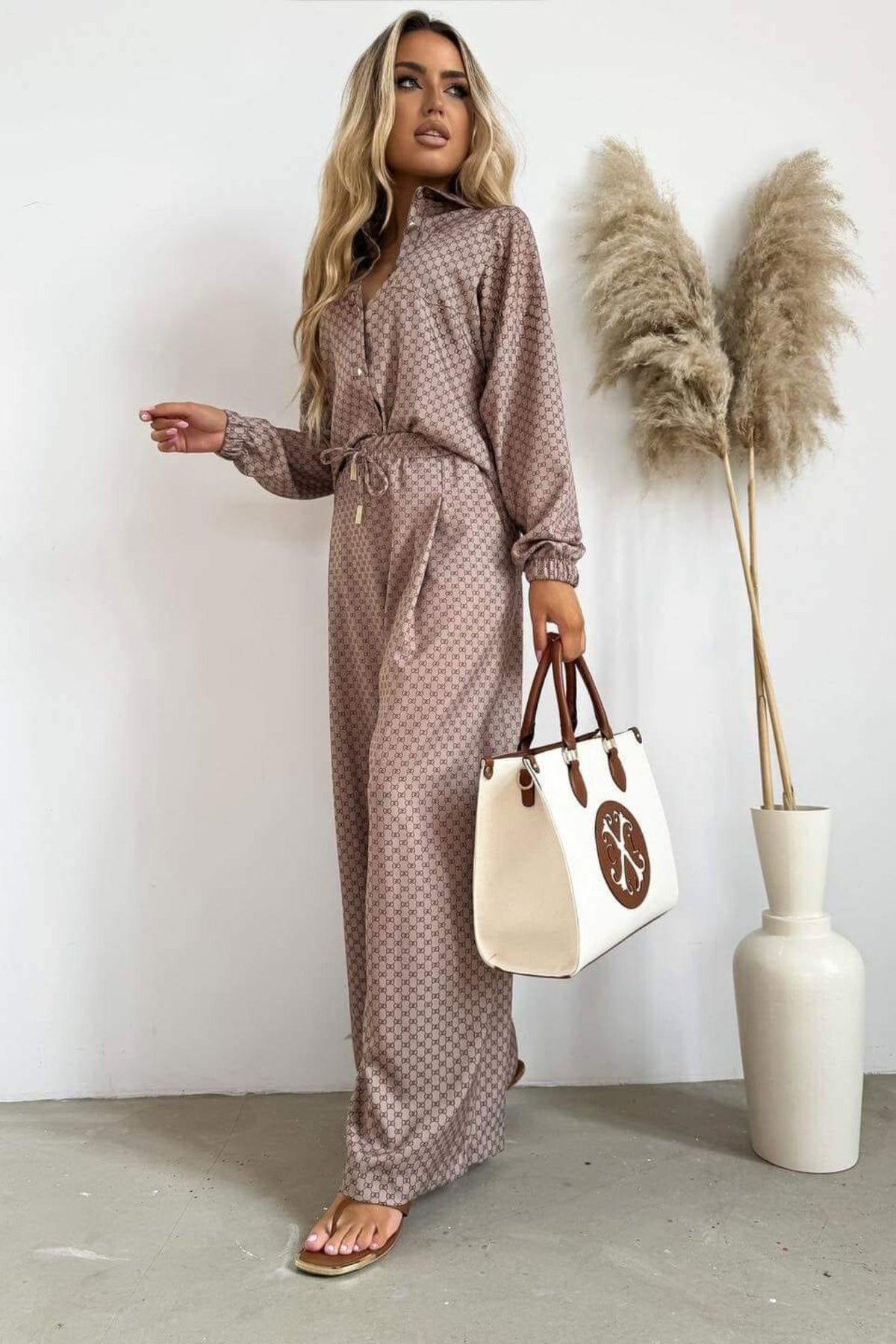 Completo casual beige Moda-Mania con camicia e pantalone largo a gamba dritta con stampa fashion, vestibilità elegante e comoda.