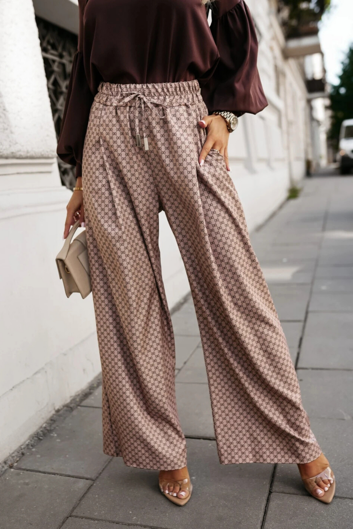 Completo casual beige Moda-Mania con camicia e pantalone largo a gamba dritta con stampa fashion, look elegante e moderno
