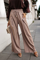 Completo casual beige Moda-Mania con camicia e pantalone largo a gamba dritta con stampa fashion, look elegante e moderno