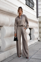 Completo casual beige di Moda-Mania con camicia e pantaloni larghi a gamba dritta con stampa fashion, stile elegante e moderno