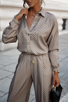 Completo casual beige Moda-Mania con camicia e pantaloni larghi a gamba dritta e stampa fashion, stile elegante e moderno