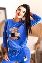 Completo sportivo blu elettrico in velluto con stampa dorata a orsetto, look casual e confortevole di Moda-Mania.