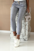 Completo sportivo casual grigio in velluto Moda-Mania con scollo a V e dettagli gialli, look denim e sportivo.