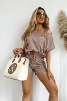 Completo estivo beige Moda-Mania con pantaloncini e blusa con V sul retro e stampa lettera G, abiti corti in cotone.