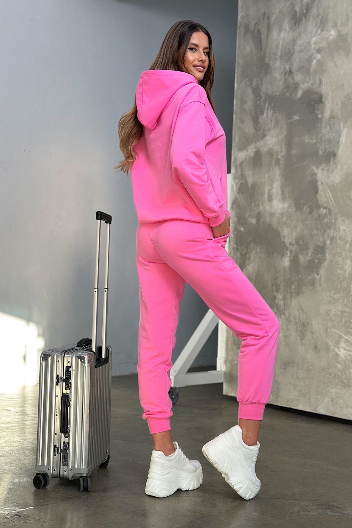Completo tuta sportivo Moda-Mania in cotone fucsia con laccetti e logo fucsia, mostra dettagli del capo sportivo.