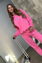 Completo tuta sportivo in cotone fucsia Moda-Mania con laccetti e logo fucsia, abbigliamento sportivo femminile.