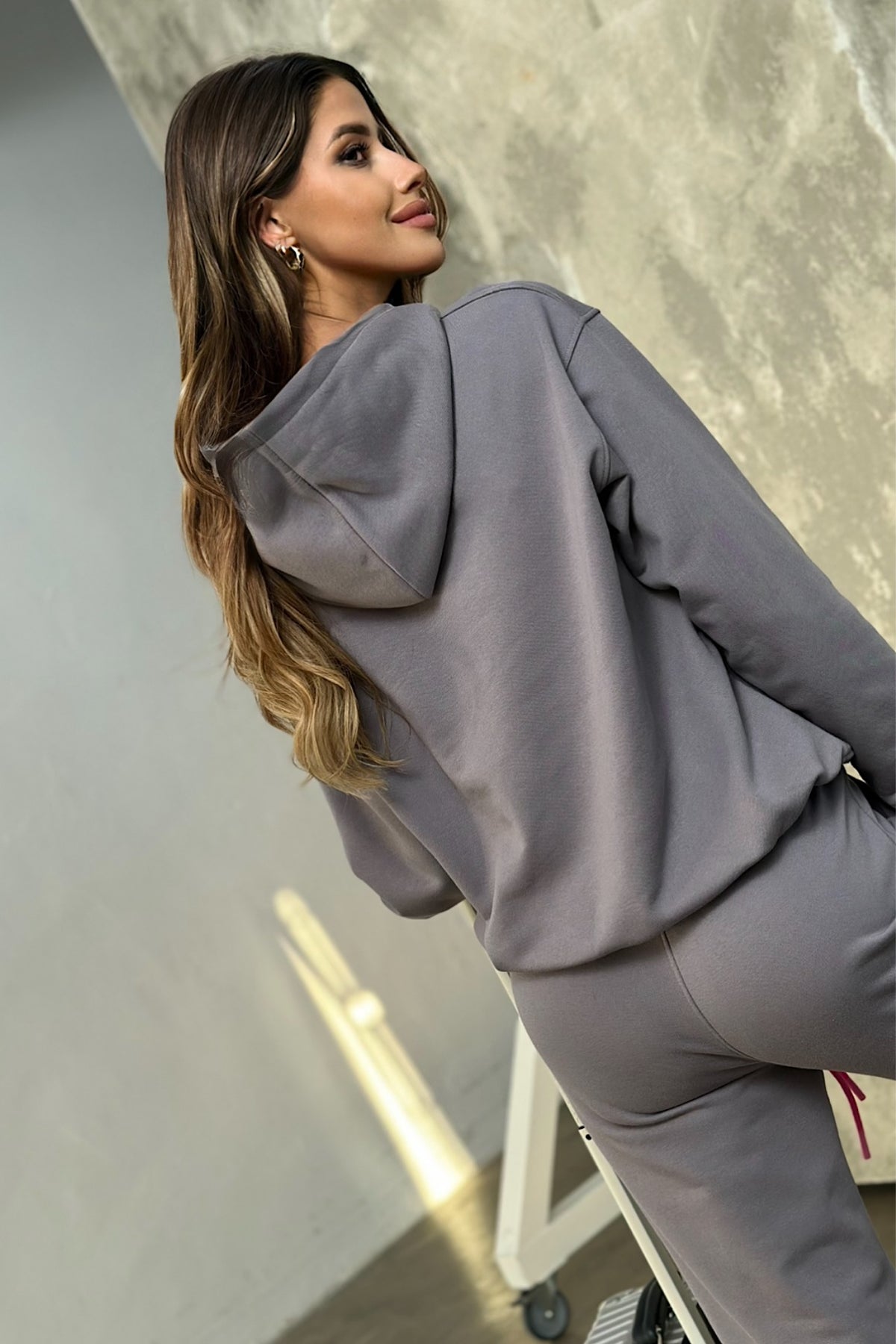 Completo tuta sportiva in cotone grigio Moda-Mania con laccetti e logo fucsia, abbigliamento casual e sportivo femminile