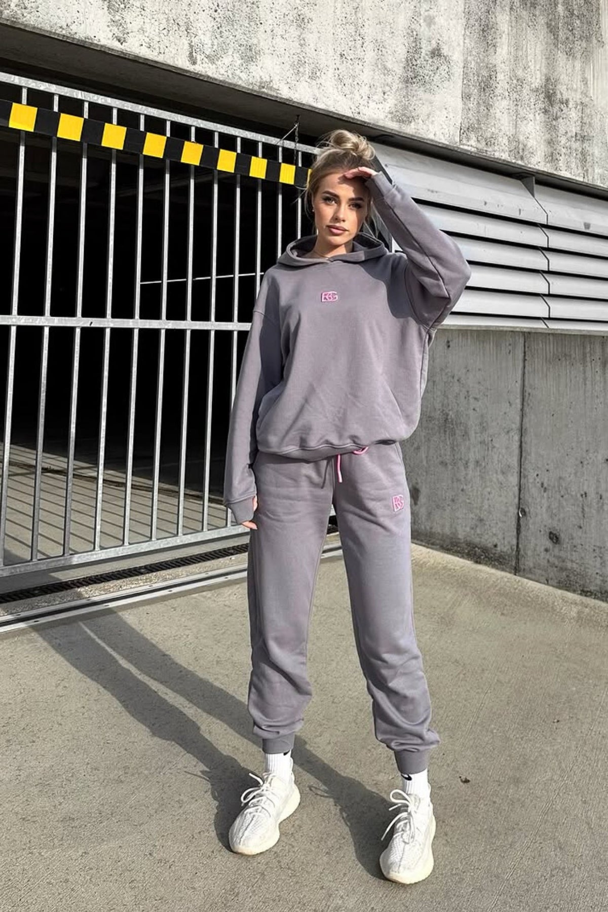Completo tuta sportivo in cotone grigio Moda-Mania con laccetti e logo fucsia, abbigliamento sportivo casual.