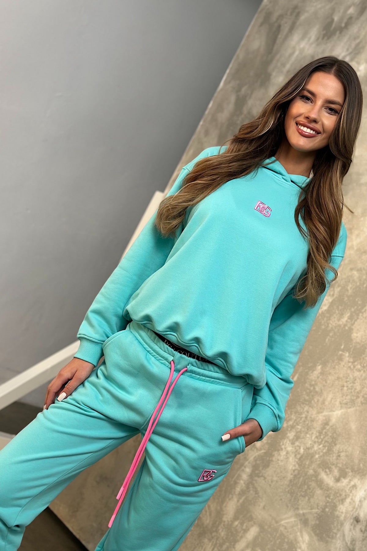 Completo tuta sportivo in cotone verde acqua con laccetti e logo fucsia, abbigliamento sportivo Moda-Mania.