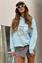 Felpa invernale celeste da donna Moda-Mania con cappuccio, tasche e stampa cristalli, morbida e confortevole.