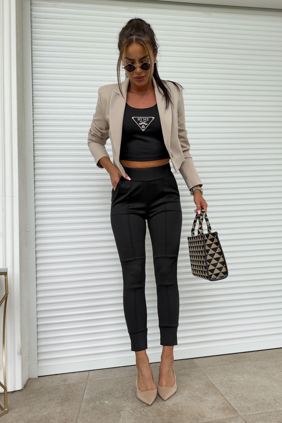 Giacca beige casual elegante corta in vita Moda-Mania con scollo a V e revers, chiusa con un bottone.