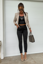 Giacca beige casual elegante corta in vita Moda-Mania con scollo a V e revers, chiusa con un bottone.