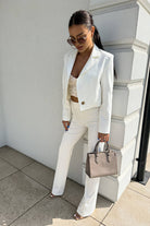 Giacca bianca casual elegante corta in vita Moda-Mania con scollo a V, revers e bottone, tessuto leggero e stile raffinato
