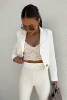 Giacca bianca casual elegante Moda-Mania, corta in vita con un bottone, scollo a V e revers, dettaglio di moda raffinato