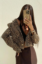 Giacca casual elegante a stampa leopardata Moda-Mania, corta in vita, con scollo a V, revers e bottone frontale.