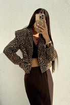 Giacca casual elegante a stampa leopardata corta in vita Moda-Mania con bottoni, scollo a V e revers, dettagli alla moda