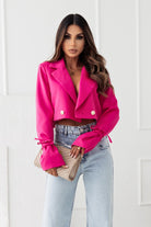 Giacca da tailleur fucsia casual elegante corta in vita con due bottoni dorati e polsini con stringhe decorative, Moda-Mania