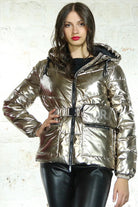 Giacca invernale Denny Rose bronzo laminato con cappuccio, cintura e portafoglio, stile elegante e caldo, per donne moda.